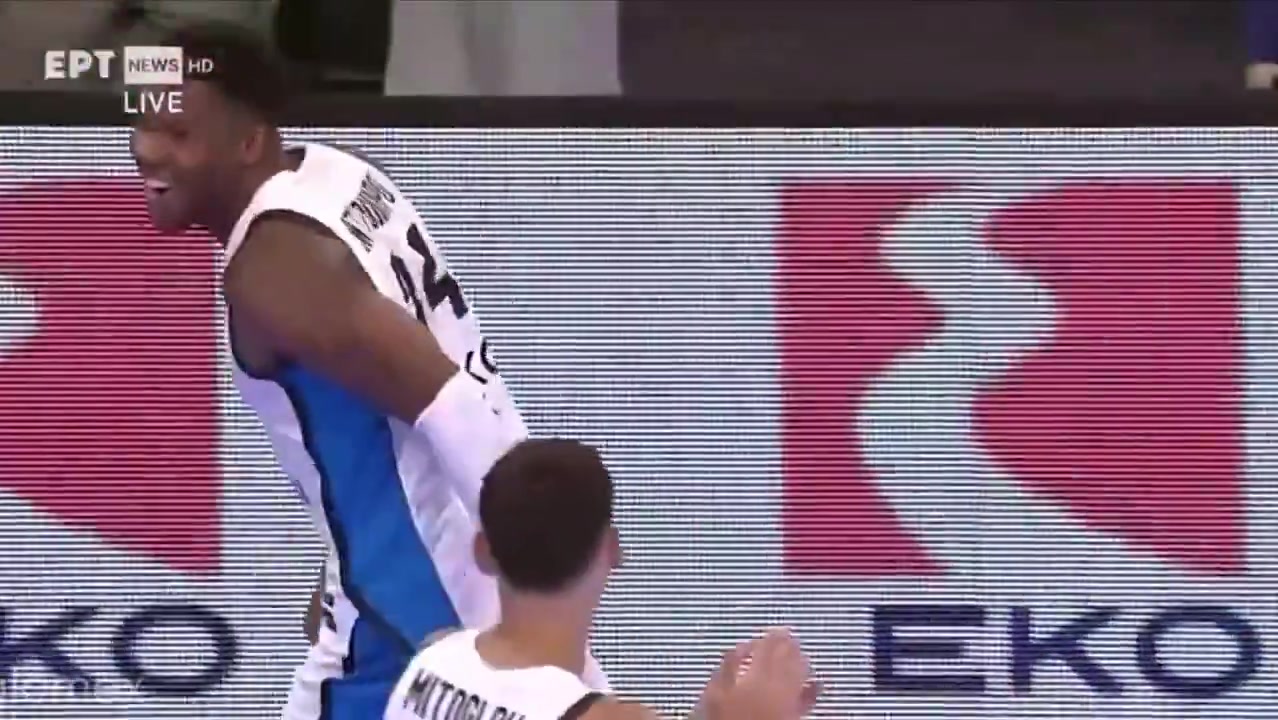 开云体育app下载-字母哥遭队友“复仇”围攻，场面欢乐队友笑逐颜开