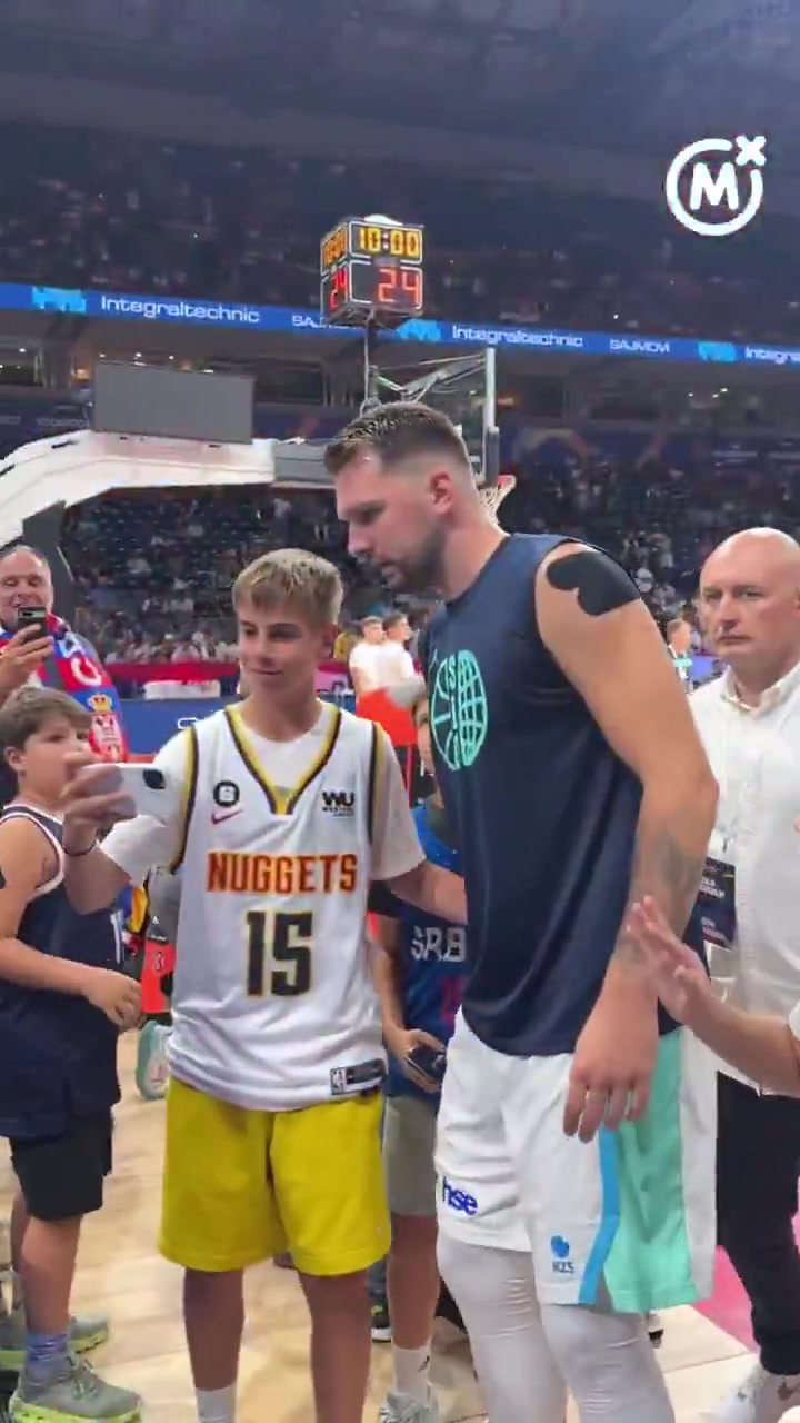 开云体育下载安装-球迷热情求合影签名欲拥抱东契奇，工作人员及时介入保持安全距离