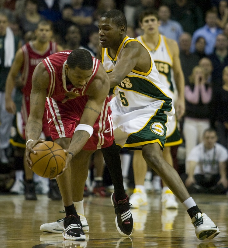 夸梅质疑麦迪：面对科比时为何沉默，如今却轻易批评？