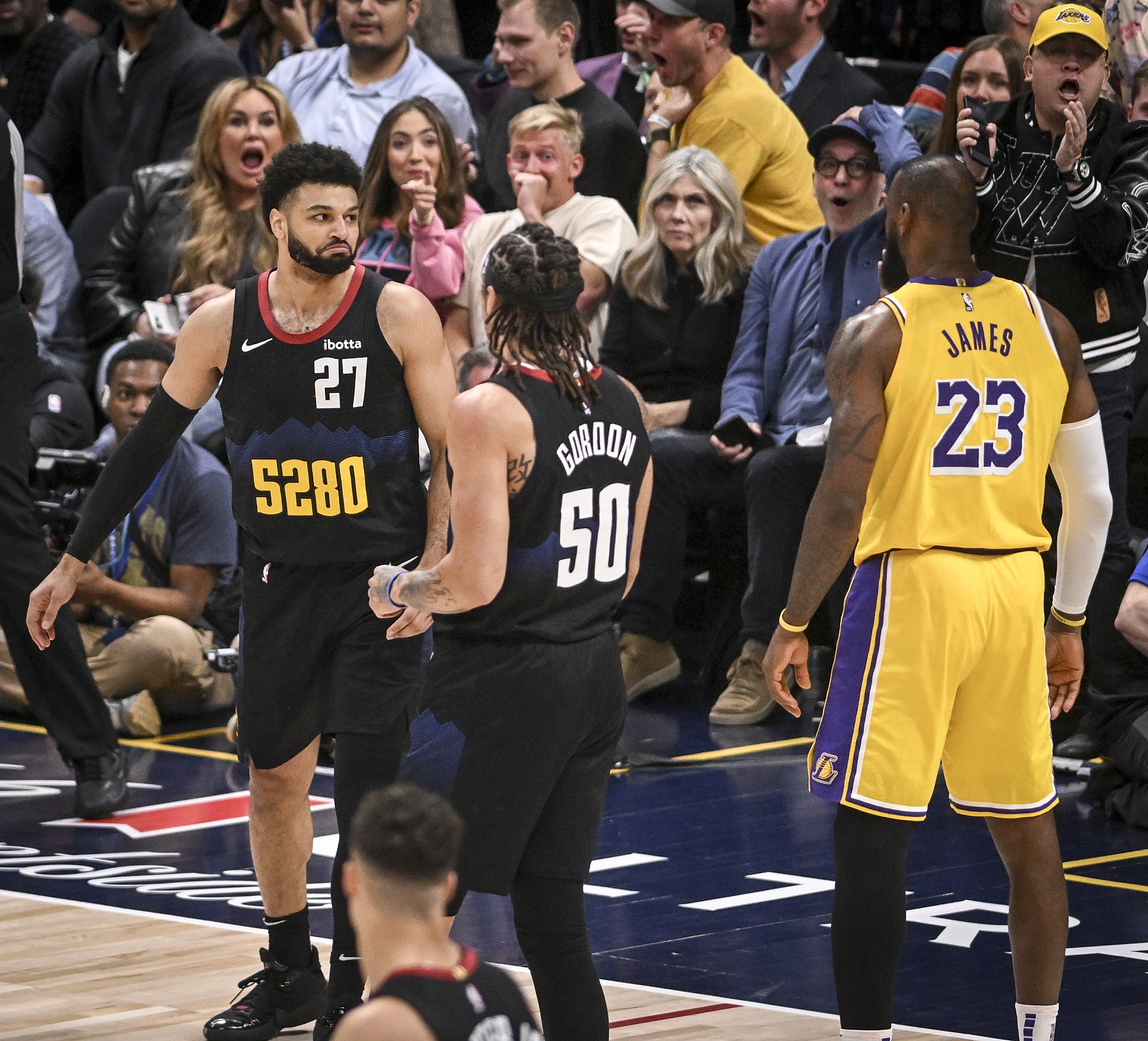 开云体育下载安装-称赞老对手！詹姆斯：我认为穆雷毫无疑问是今年的全明星球员