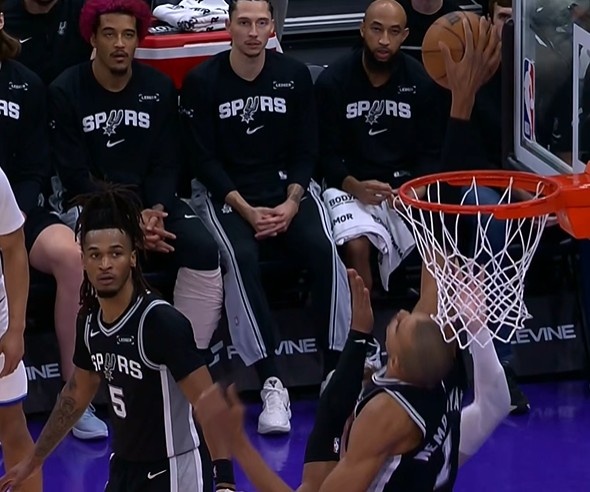 开云体育下载app官网-太逆天了也!菲利波夫斯基强硬抛投 文班亚马补防长舒猿臂抓帽